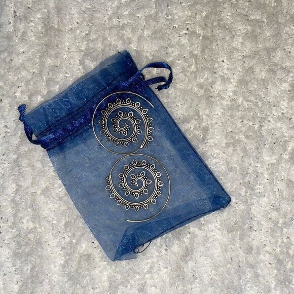 Silver hoop shell shape drop earrings - Picture 2 of 3